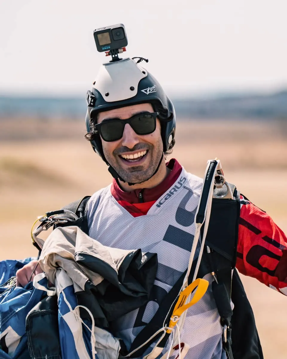 Manu Flores con el casco y la campana recogida después de aterrizar