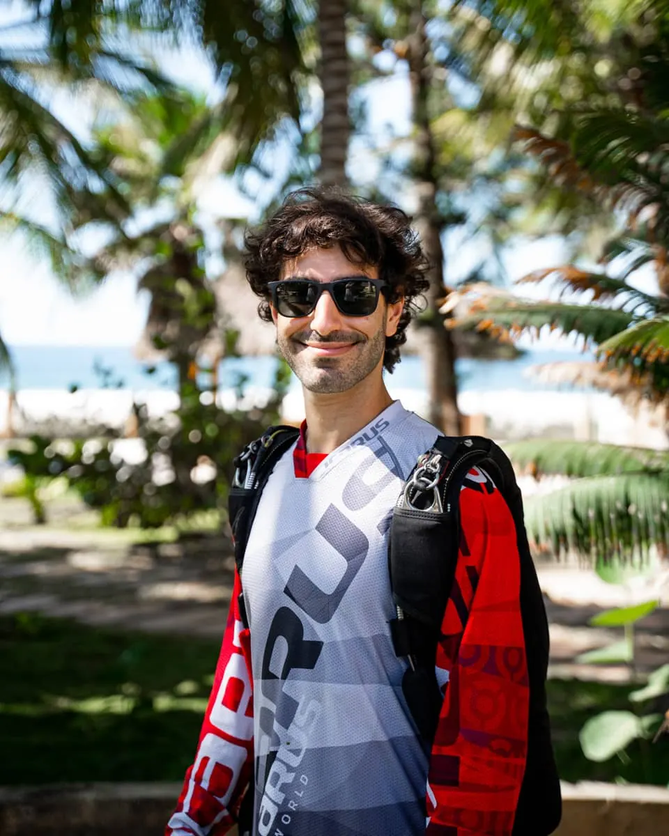 Retrato de Manu Flores con el equipo de salto
