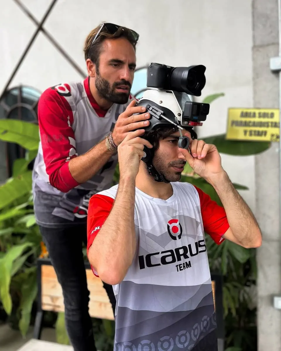 Manu Flores preparando el casco con la cámara antes de subir al avión